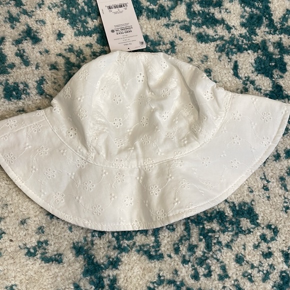 NWT carters white embroidered sun hat with chin strap - Picture 2 of 4